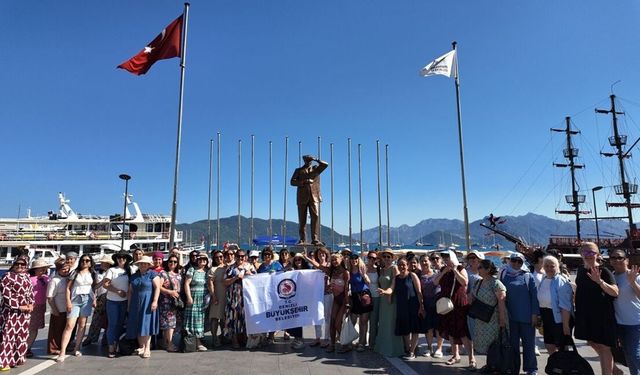Yüzme öğrenen kadınlar denizle buluştu
