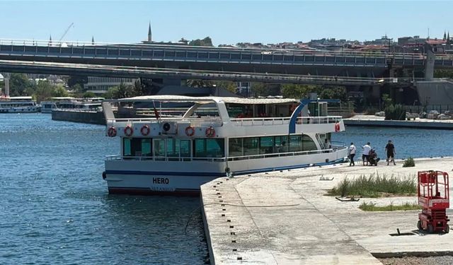 Haliç'te tur teknesi köprüye çarptı'1 kişi kayıp