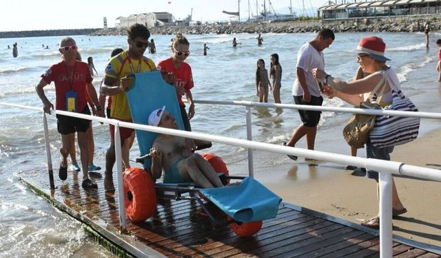 Kuşadası'nda engelsiz plajda engeller bir bir aşılıyor