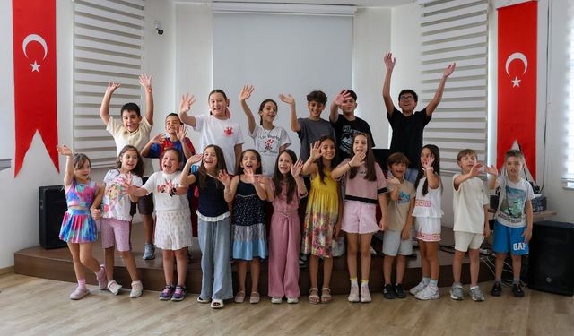Efeler'de sahne minik yeteneklerin