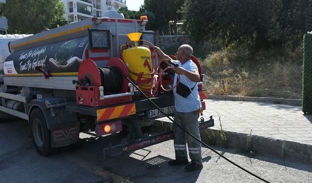 Kuşadası'nda temizlik mesaisi sürüyor