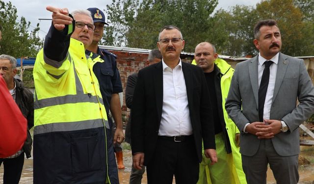 Esence ve yalıçiftlik'te sağanak sonrası taşkın müdahalesi