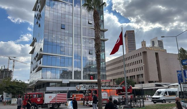 İzmir'de çatıya çıkan kadından intih*r girişimi