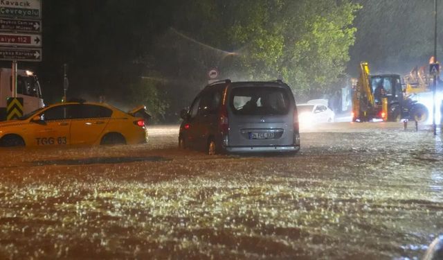 İstanbul'da sağanak felaketi: Metro ve yolları su bastı
