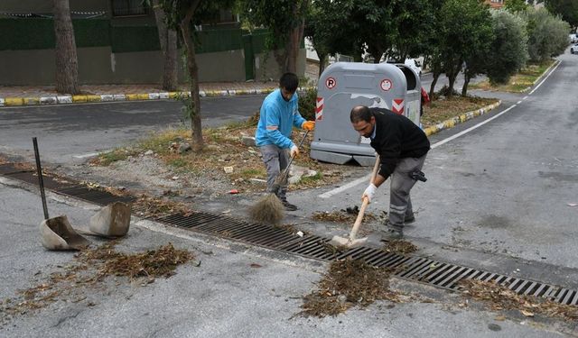 Kuşadası'nda fırtına sonrası ekipler sahada