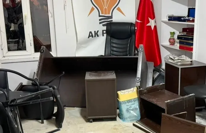 AK Parti ilçe binasına saldırı!