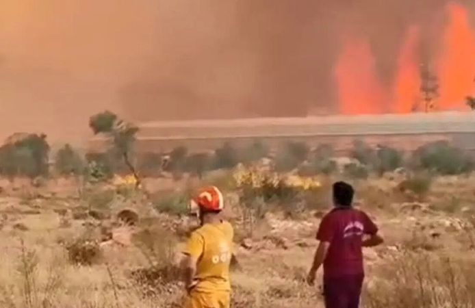 Muğla'dan Antalya'ya sıçrayan yangın büyüyor