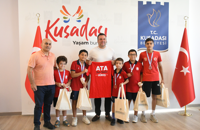 Şampiyon güreşçilerden Başkan Vekili Demirtaş'a ziyaret