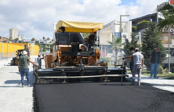 Kuşadası Belediyesi'nden Değirmendere'de asfalt mesaisi
