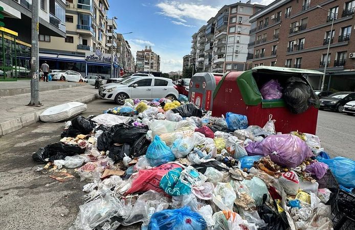 Gündemde siyasi parti transferi tartışmaları, yerde çöp dağları