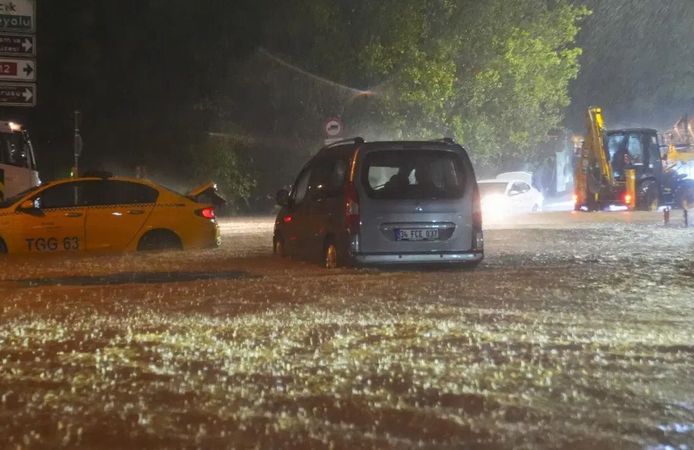 İstanbul'da sağanak felaketi: Metro ve yolları su bastı