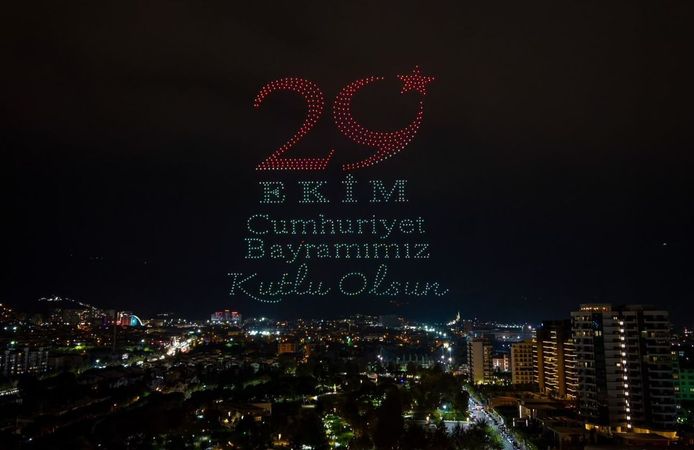 Manisa'da Cumhuriyet Coşkusu Gökyüzünü Aydınlattı
