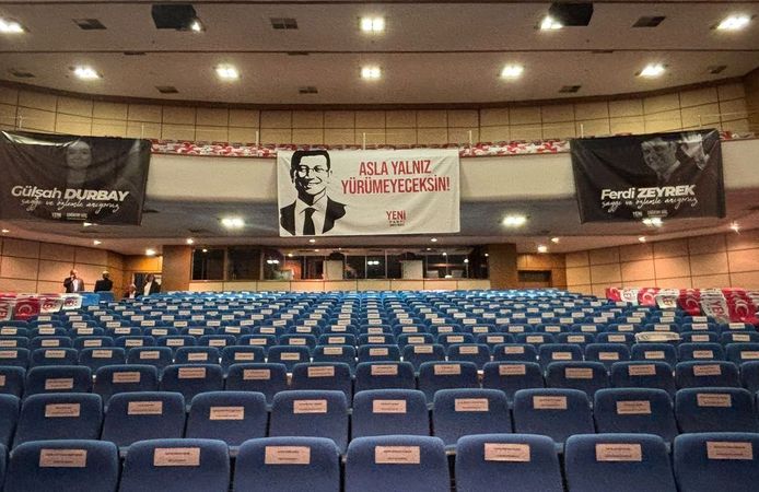 Yeni Parti İzmir'de kongre heyecanı: İmamoğlu ile merhum başkanlar da salonda!