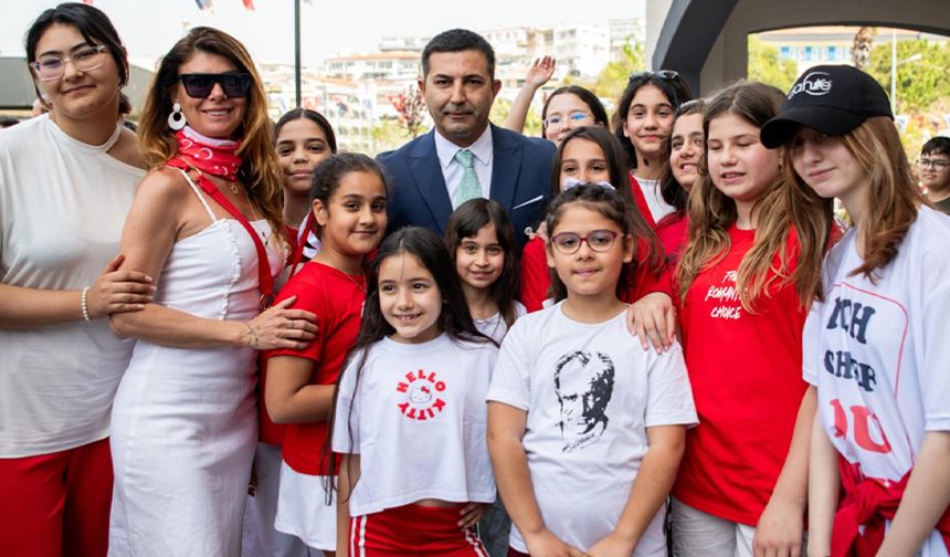 Kuşadası'nda, 23 Nisan Şenliği Renkli Görüntülere Sahne Oldu
