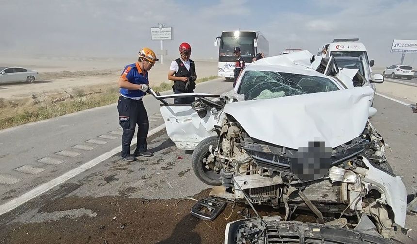 Aksaray’da kum fırtınasında 5 araç çarpıştı: 8 yaralı