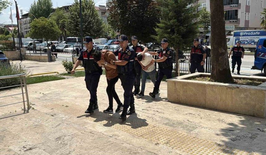 Amcalarının oğluna cinsel istismar iddiasıyla gözaltına alınan 2 kuzenden 1’i tutuklandı