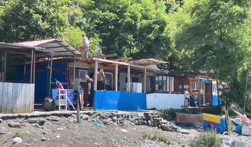Artvin’in Karadeniz kıyılarındaki kaçak yapılar yıkılıyor