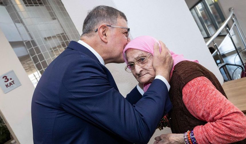 Başkan Tugay, bayram öncesi huzurevi sakinlerini yalnız bırakmadı