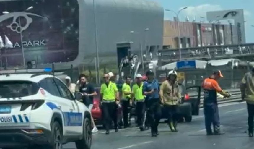 Direksiyon hakimiyetini kaybeden sürücü yan yoldan anayola uçtu, E-5 kapandı; O anlar kamerada