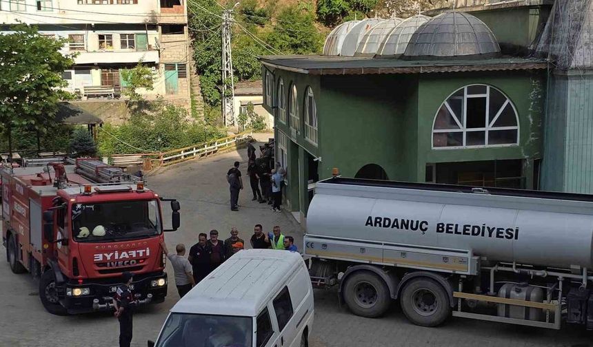 Evde çıkan yangına kovalarla taşıdıkları suyla müdahale ettiler