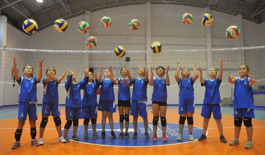 İzmir'de yaz spor okulları başlıyor: 17 tesiste ücretsiz eğitim