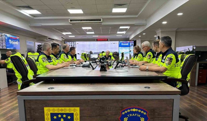 Jandarma sorumluluk bölgelerindeki kara yolları ‘Trafik İzleme Merkezi’nden aralıksız takip ediliyor