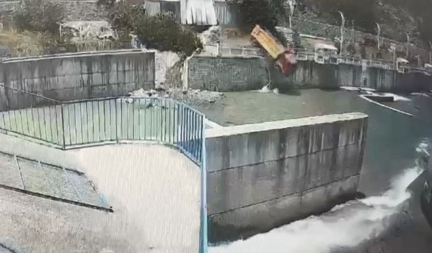 Kamyon dereye uçtu, kaza anı kamerada
