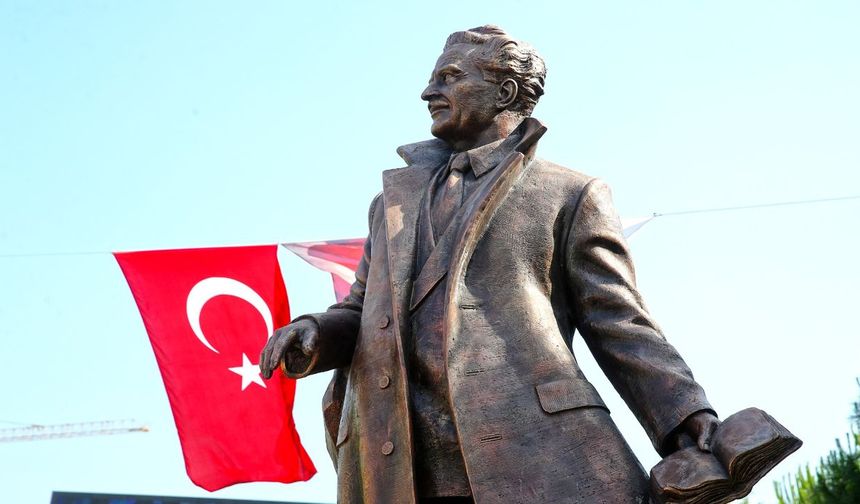 Karşıyaka’da Nazım Hikmet şiirlerle anıldı
