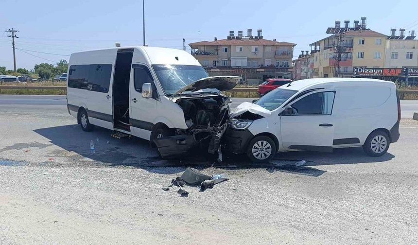 Manavgat’ta tur aracı hafif ticari araçla kafa kafaya çarpıştı: 6 yaralı