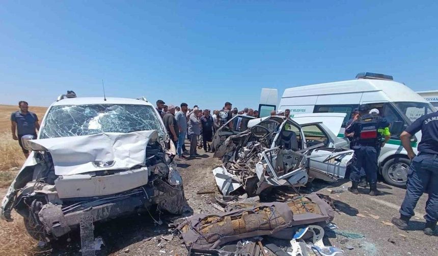 Otomobil ile hafif ticari araç çarpıştı: 4 ölü, 1 yaralı