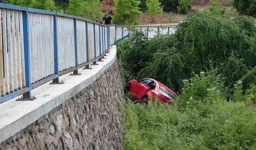 Otomobil istinat duvarından ağaçlık alana uçtu: 4 yaralı