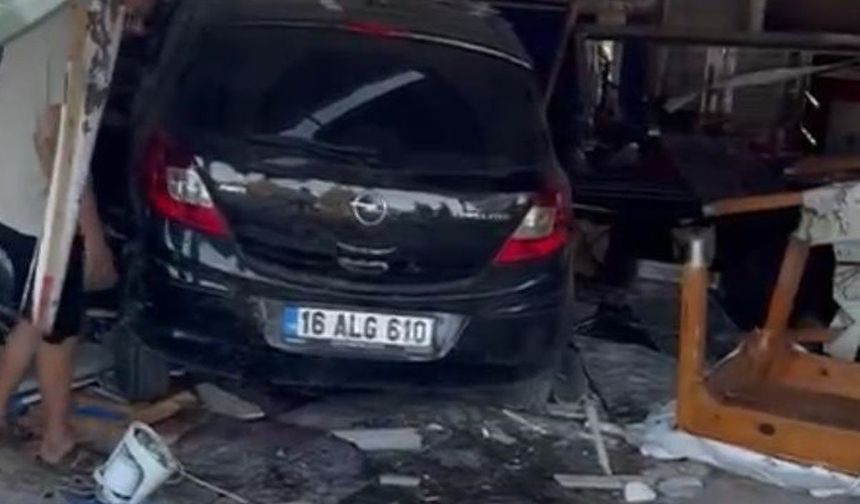 Otomobil, lokantaya girdi: 5 kişi hastanelik oldu