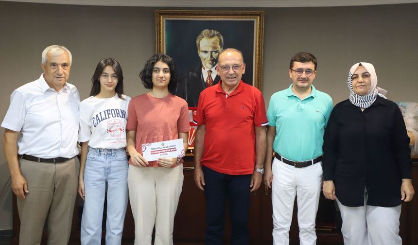 Başkan Çetin Akın’dan genç öğrenciye tebrik