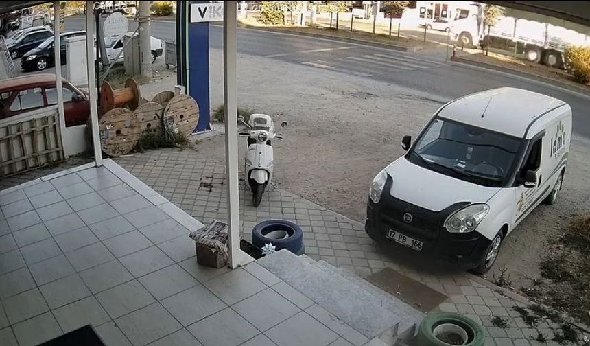 Freni patlayan kamyonun trafik ışığında bekleyen 4 otomobile çarptığı kaza kamerada