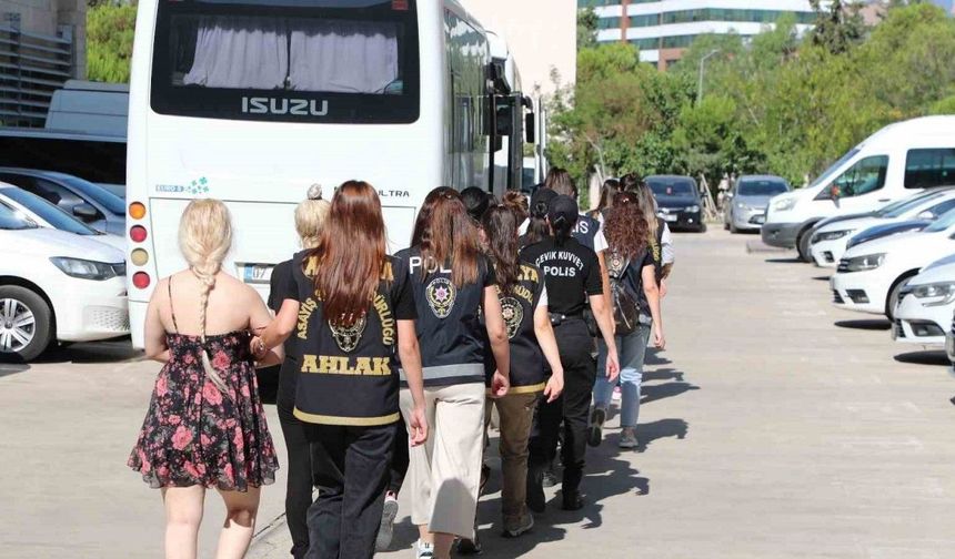 Fuhuş bahanesiyle çağırdıkları kişileri gasp ettiler