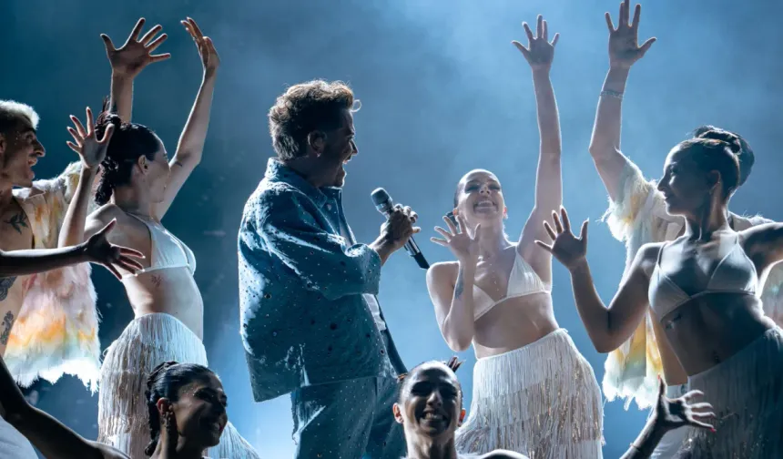 Harbiye'de yaz klasiği... Kenan Doğulu'dan efsane performans