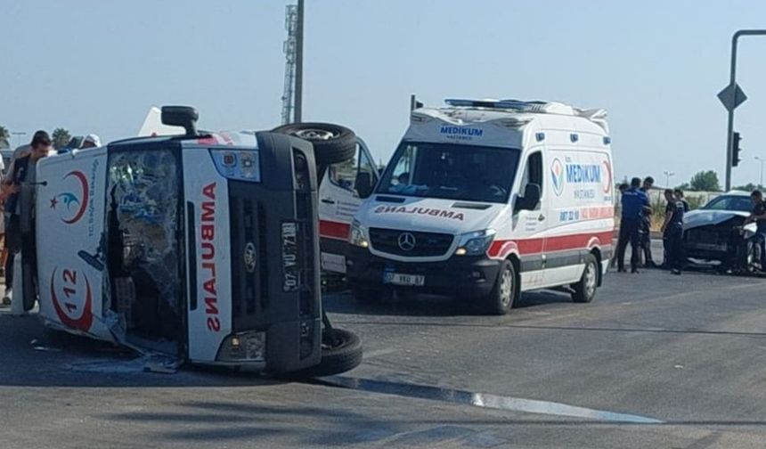 Hasta taşıyan ambulans kaza yaptı, 2 sağlık görevlisi yaralandı