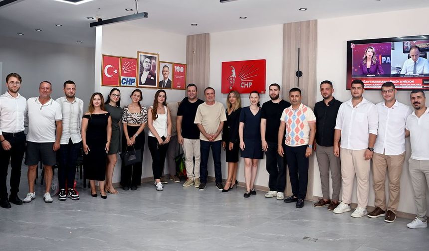 Kuşadası'nda genç avukatlar 'adalet' için CHP dedi