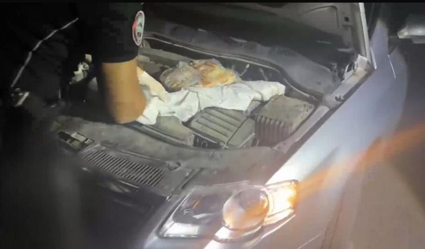 Polis uygulamasına takılan otomobilin kaputundan 2 adet kalaşnikof silah ele geçirildi