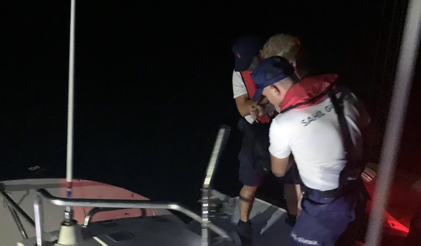Marmaris'te ticari yatta yaralanan vatandaşa tıbbi tahliye