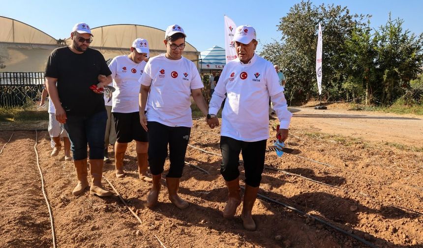 Efeler’de özel bireyler toprağa dokundu