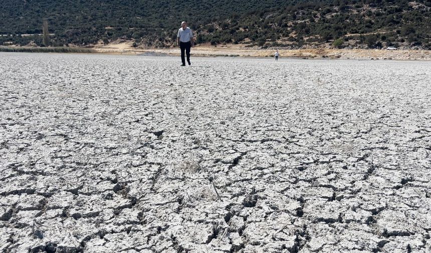 Eğirdir Gölü ikiye bölündü:İçme suyu zor durumda