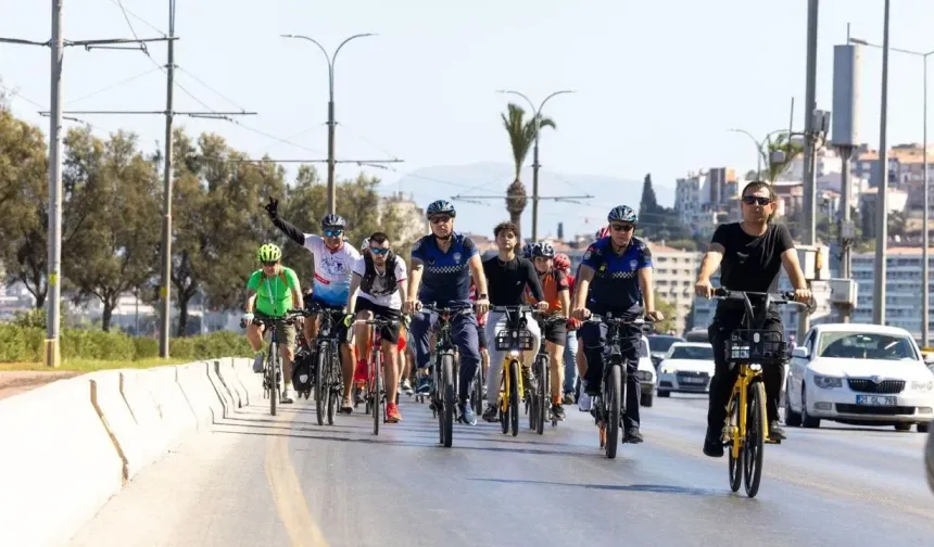 İzmir’de “birlikte pedallıyoruz” etkinliği renkli görüntülere sahne oldu