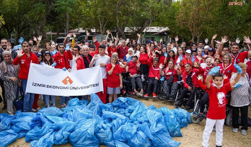 İzmirlilerden dünya rekoru için kıyı temizliği
