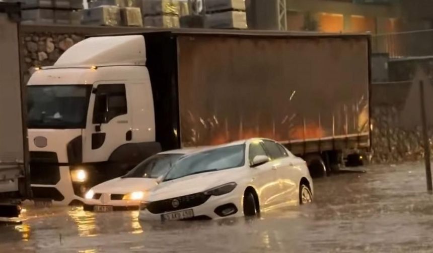 Manisa’da sağanak yağış sokakları göle çevirdi