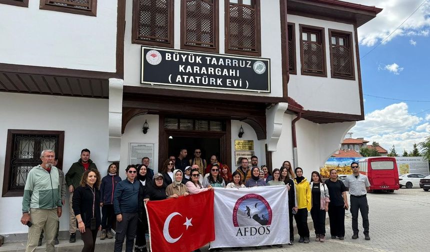 AFDOS üyeleri Şuhut'ta doğayla iç içe yürüdü