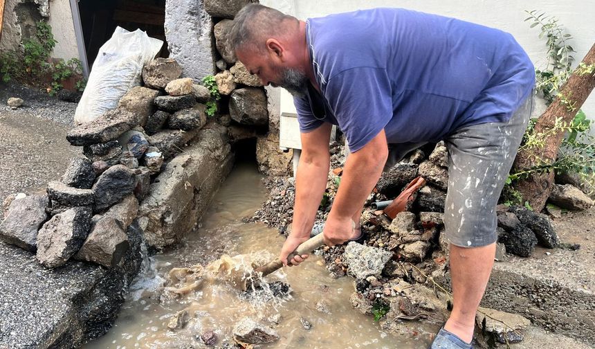 Bayraklı sağanak yağış yolları dereye çevirdi
