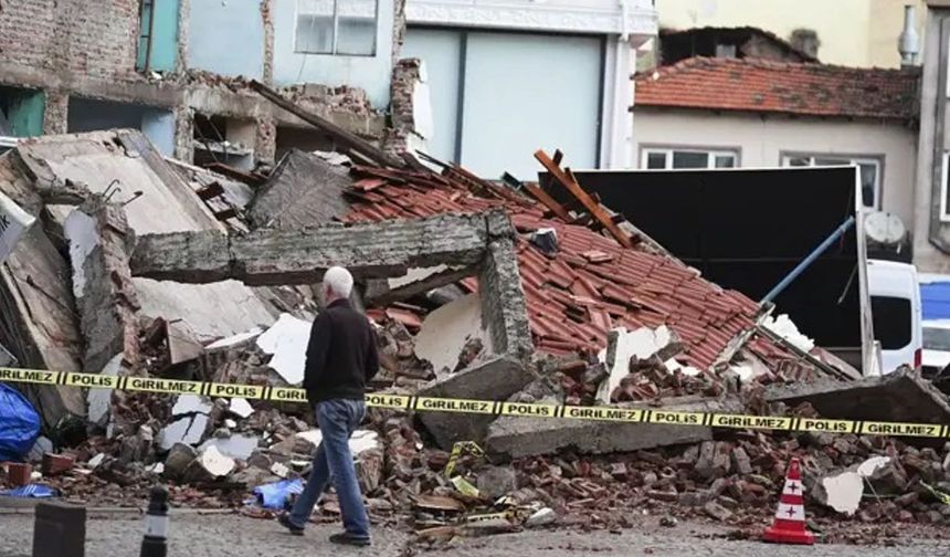 Deprem hasarı Sındırgı'da netleşti