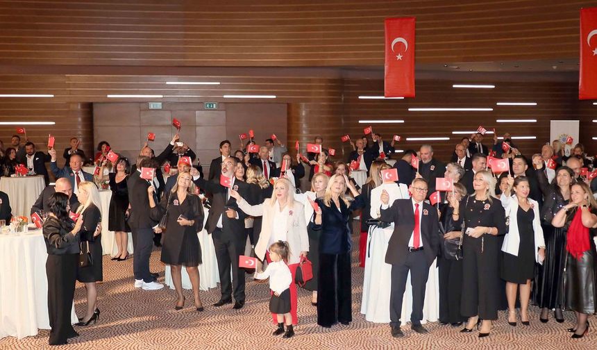 İZSİAD Cumhuriyetin 102. yılını kutladı