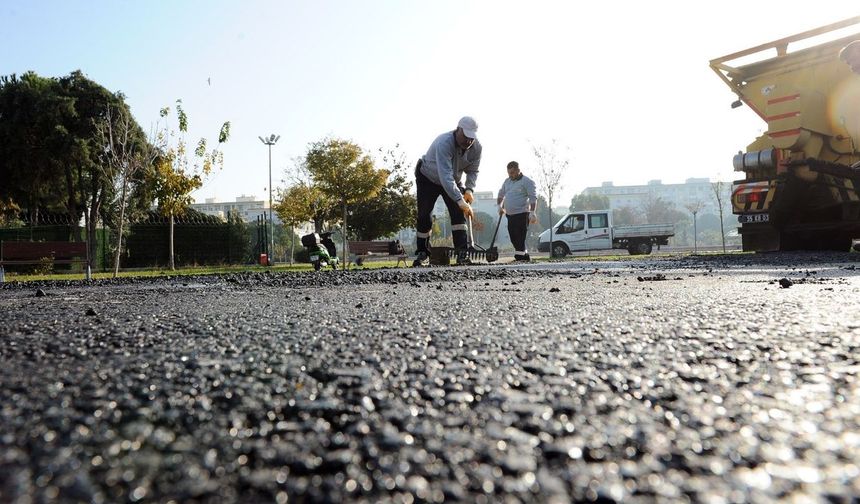 Karşıyaka'da yol bakım çalışmaları hız kesmiyor